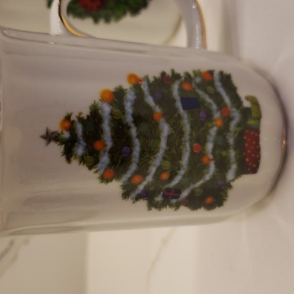 set of 4 Porcelain Christmas mugs gold trim wreath snowman santa clause chr - Picture 3 of 10